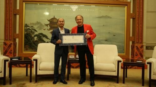 在中国人民大会堂品牌代言现场，赖志强董事长与理查德·克莱德曼合影留念