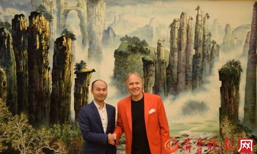 两人开心的在人民大会堂合影留念