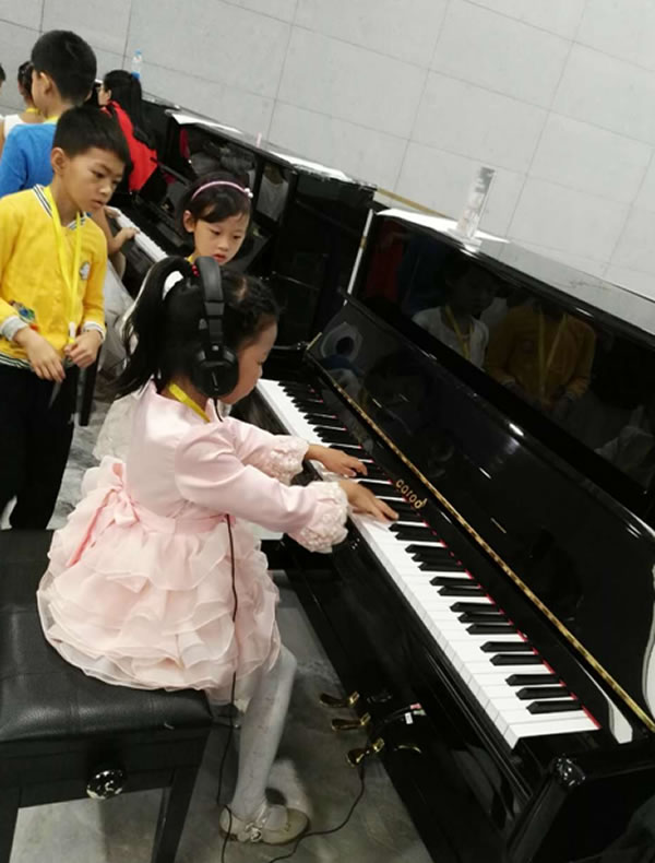 小选手在准备区练琴