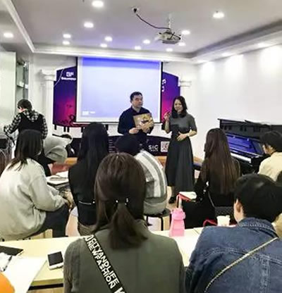叶琴老师为加盟商进行教材教学培训