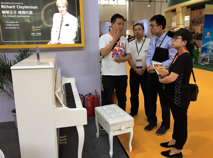 参展人员像卡罗德工作人员了解卡罗德·云上钢琴的使用