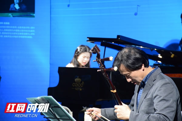 《慧玲音乐日记》专场公益音乐会以慧玲学习钢琴的日记为线索，别出心裁